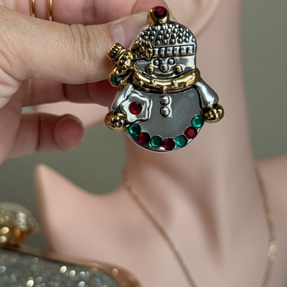 ⚜️❤️‍🔥 Festive Snowman Brooch-Pendant with Gold and Gem Accents 💎 ⛄️ - Picture 7 of 8